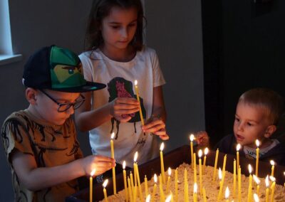 Dzieci zapalające świece.
